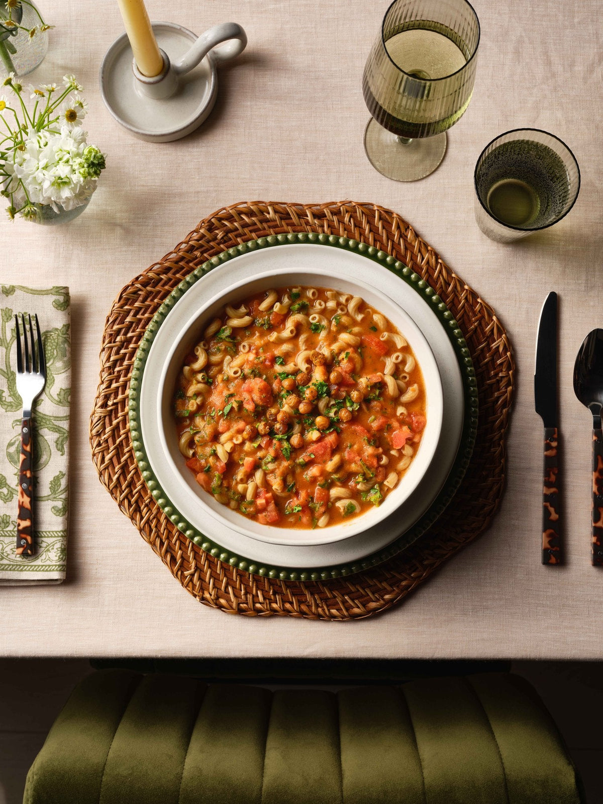 Minestrone au chou et au chou kale avec pois chiches croustillants