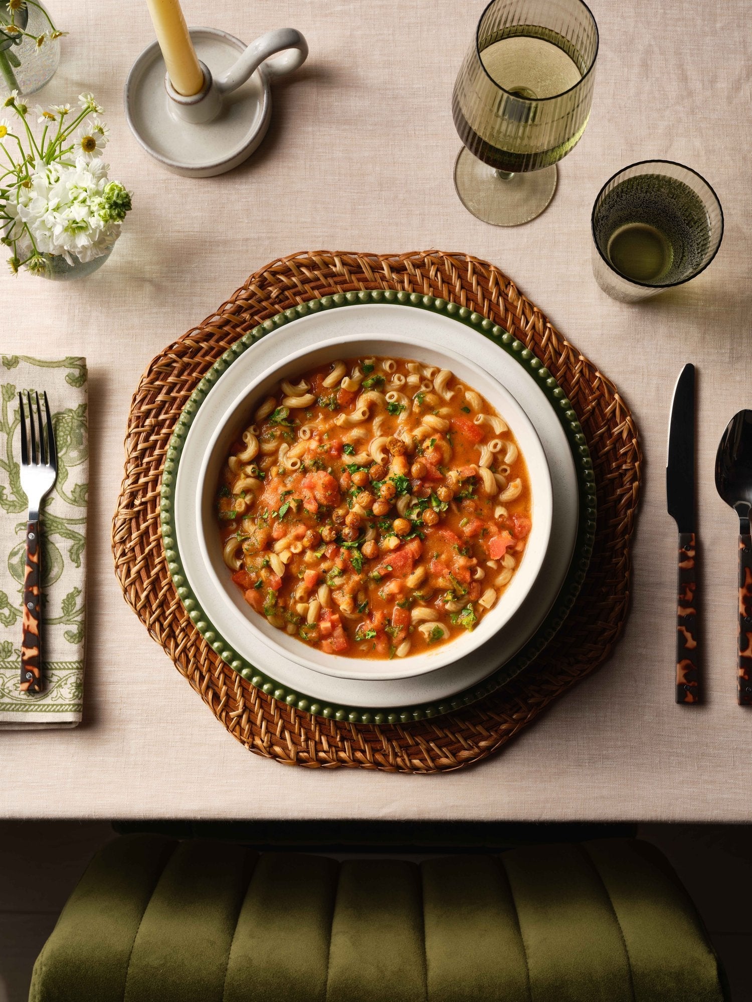 Kohl-Grünkohl-Minestrone mit knusprigen Kichererbsen