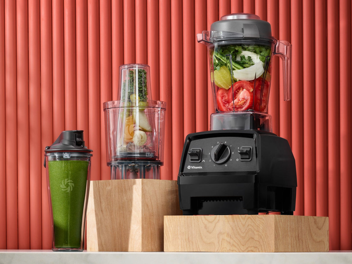 Vitamix Personal Cup System: pohár se zeleným smoothie a adaptérovou nádobou vedle Explorian E310