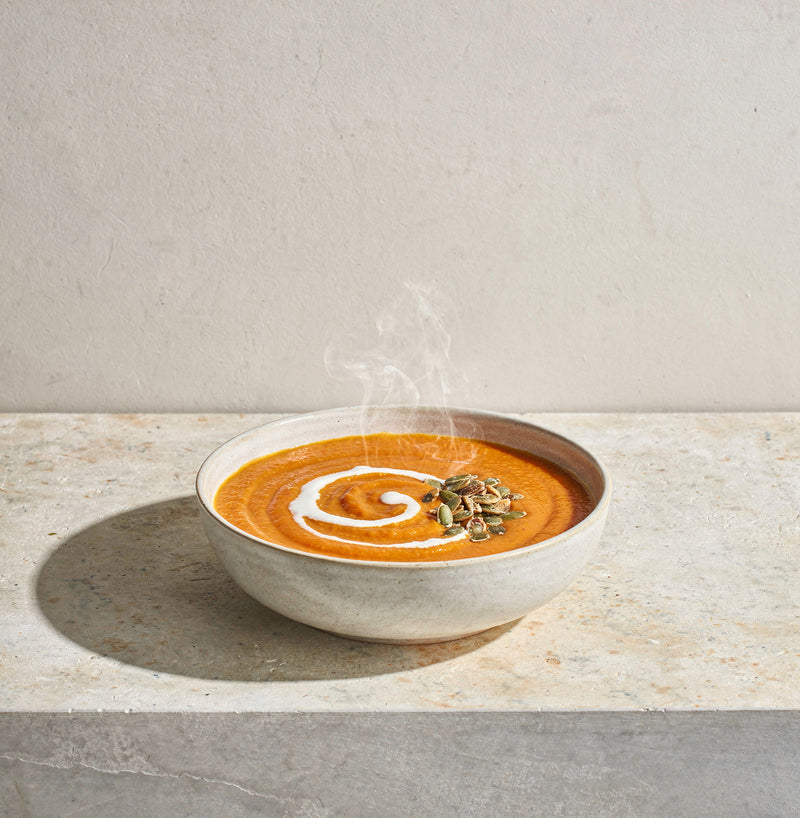 Suppe abschmecken: bei Bedarf nachsalzen, mit Muskat nachwürzen oder mit etwas zusätzlichem geriebenem Ingwer nachsch...