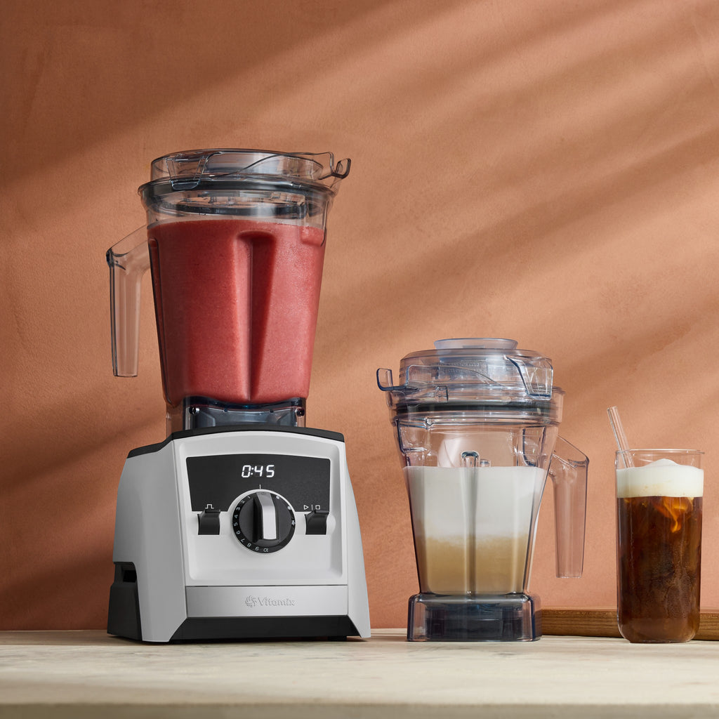Vitamix Ascent A2500i in Weiss mit Standard-Behaelter und Aer Disc Container daneben