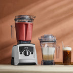 Vitamix Ascent A2500i in Weiss mit Standard-Behaelter und Aer Disc Container daneben