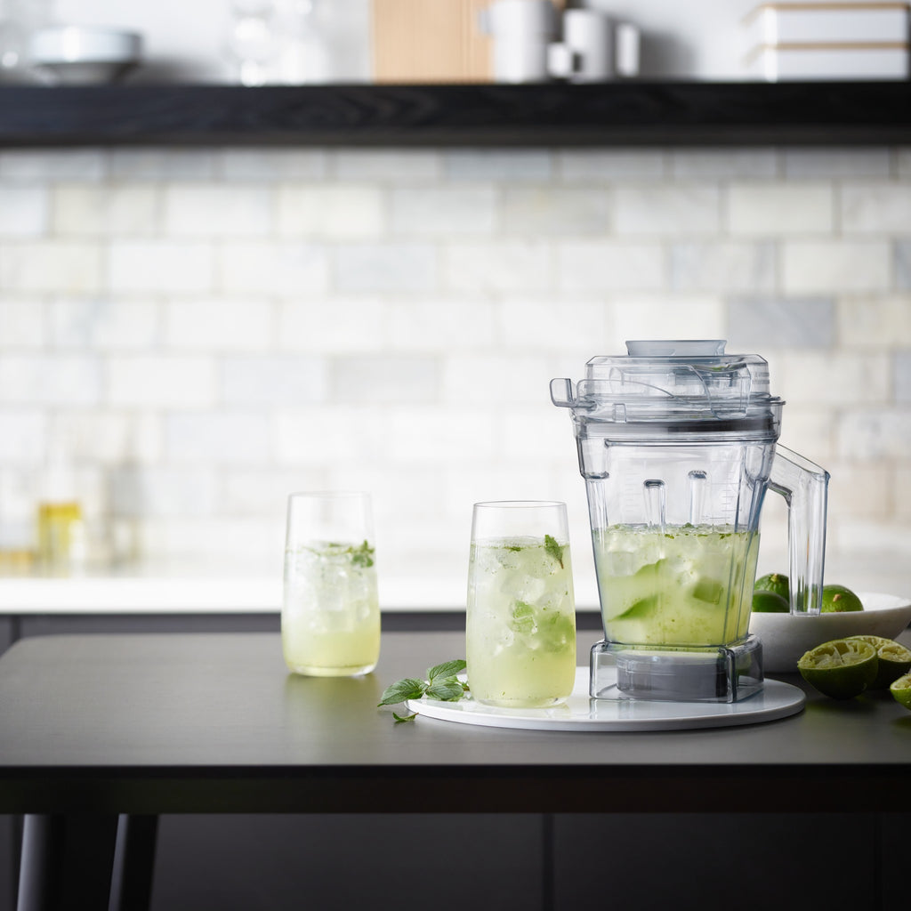 Vitamix Aer Disc Container mit Mojito und Limetten auf Kuechentisch