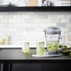 Vitamix Aer Disc Container mit Mojito und Limetten auf Kuechentisch