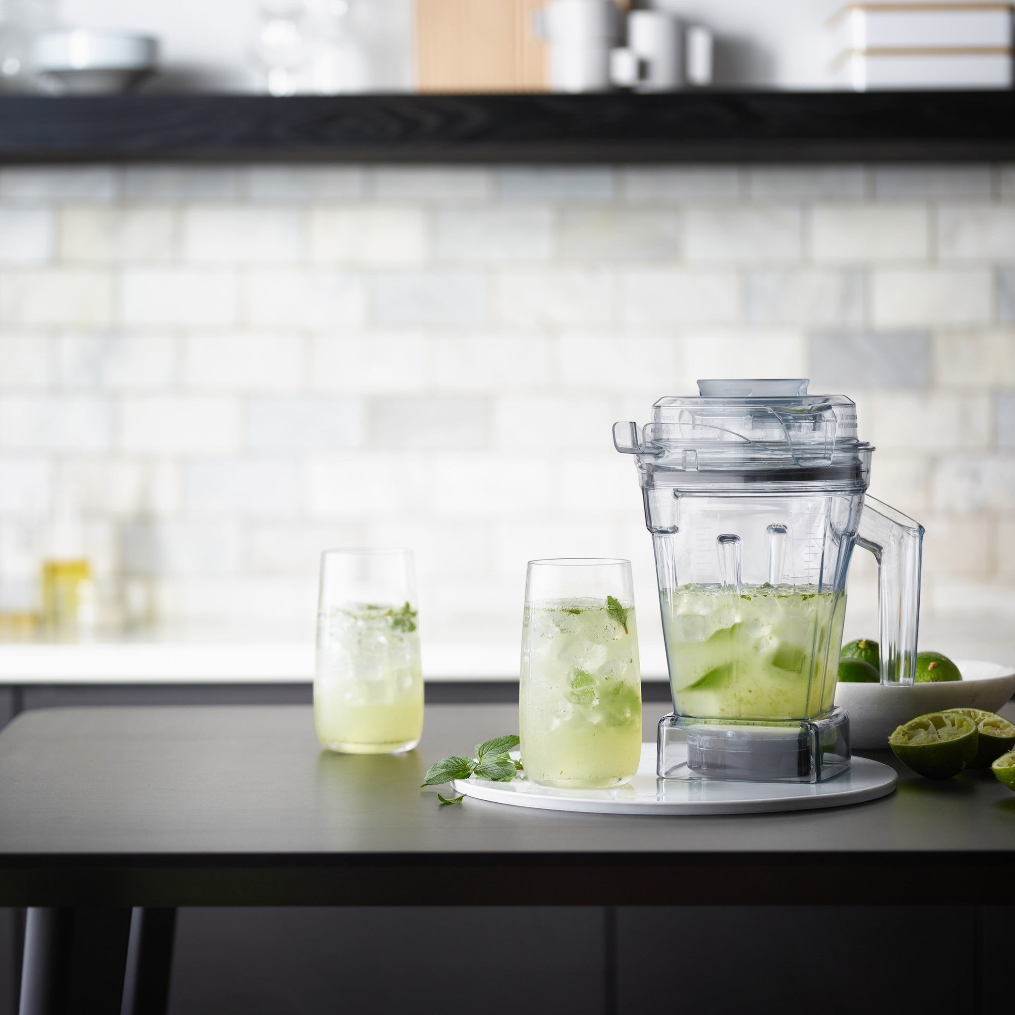Vitamix Aer Disc Container mit Mojito und Limetten auf Kuechentisch
