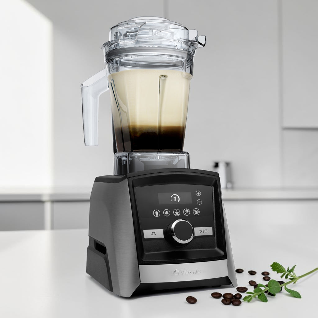 Vitamix Ascent A3500i in Brushed Stainless mit Cold Brew Cappuccino im Behaelter