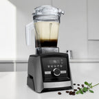 Vitamix Ascent A3500i in Brushed Stainless mit Cold Brew Cappuccino im Behaelter