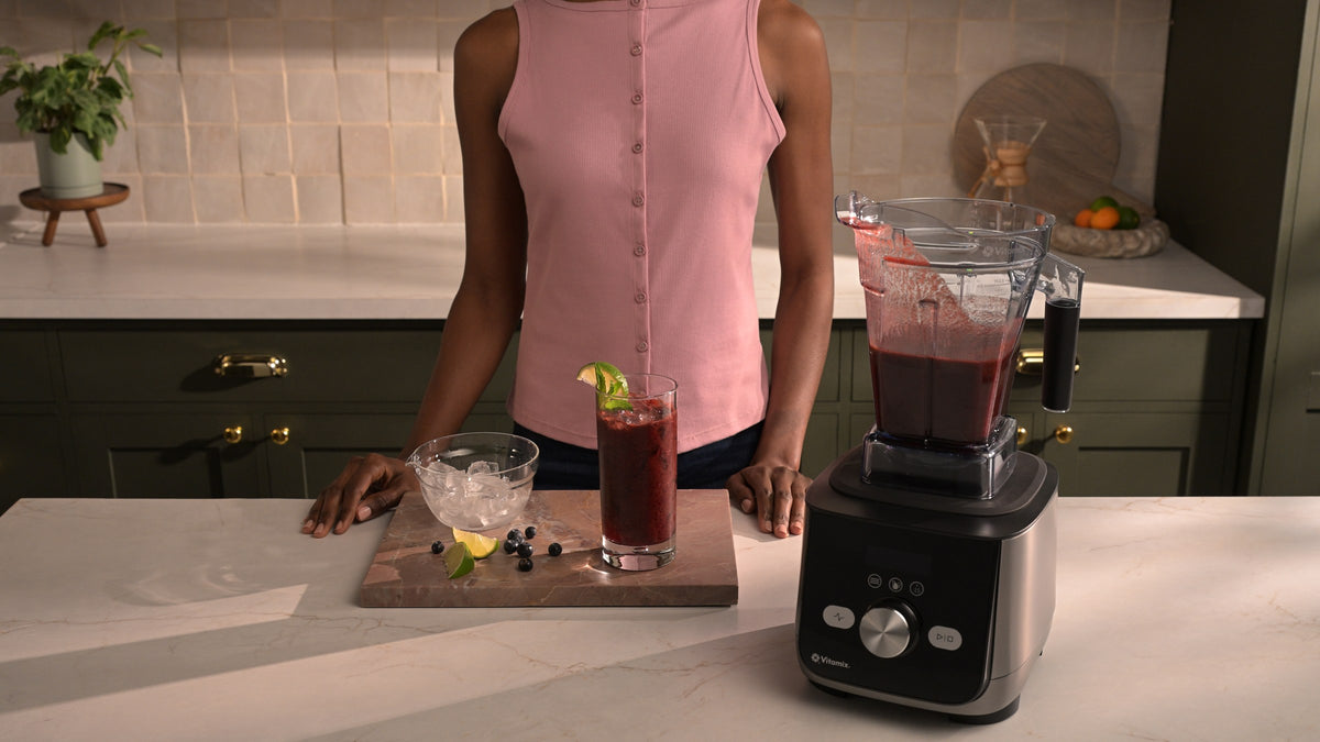 Vitamix Ascent X5 in einer Kueche, Person bereitet Agua Fresca zu