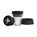 Vitamix Blending-Bowl 225 ml mit Vorratsdeckel, daneben Messerbasis und SELF-DETECT-Adapter
