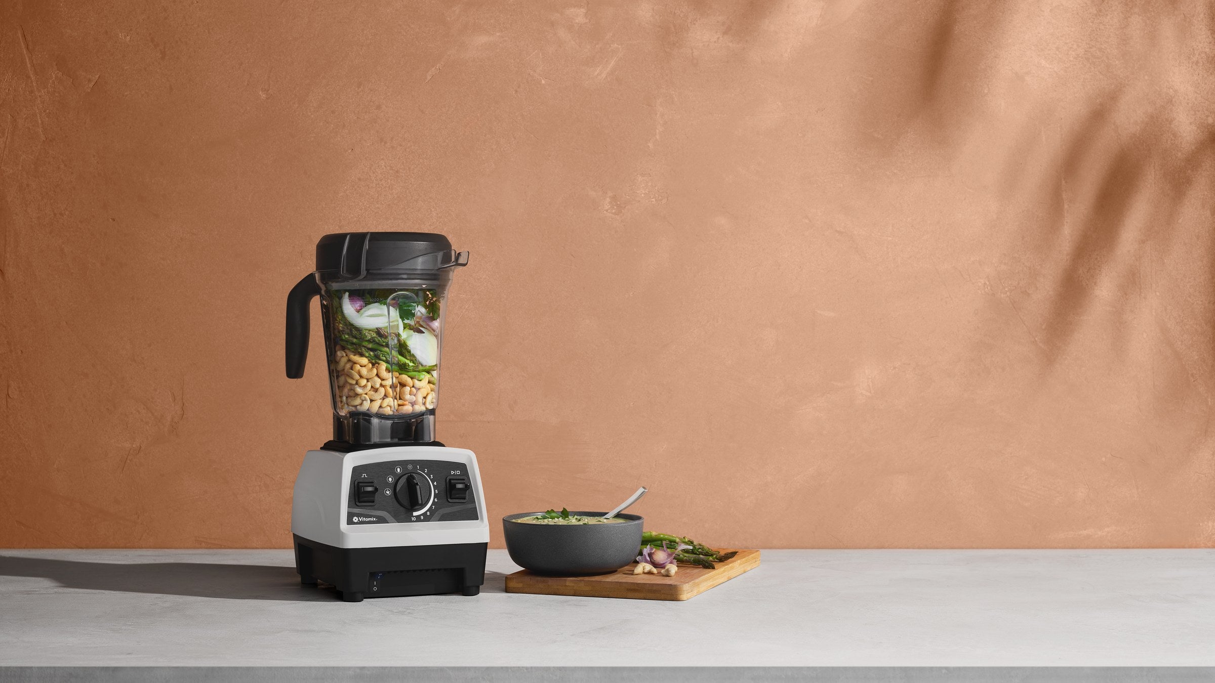 Vitamix Explorian mit dem 2,0-Liter-Low-Profile-Behaelter und Zutaten fuer einen Dip
