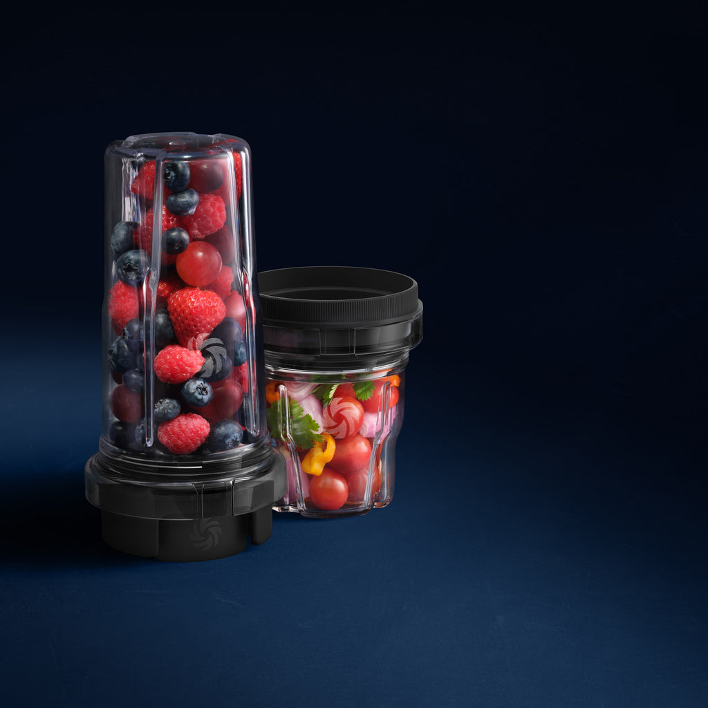 Vitamix Blending-Cup 600 ml mit Beeren und Blending-Bowl 225 ml mit Gemüse, Messerbasis aufgesetzt