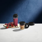 Vitamix Cup- und Bowl-System mit fertigem Beerensmoothie im Trinkbecher und Overnight Oats in der Bowl