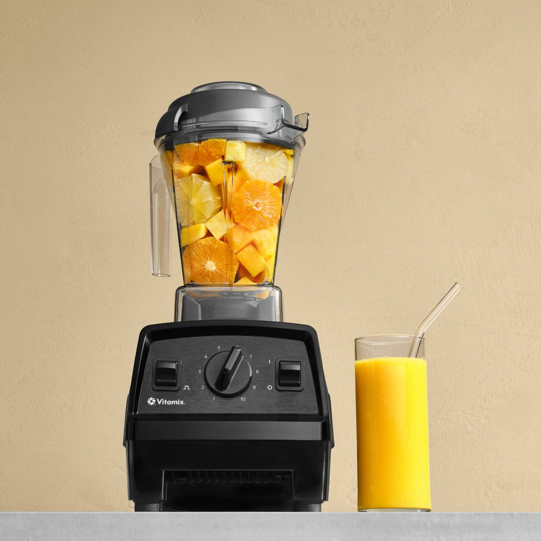 Vitamix Explorian E310 in Schwarz mit frisch gemixtem Zitrus-Smoothie im 1,4-Liter-Behälter