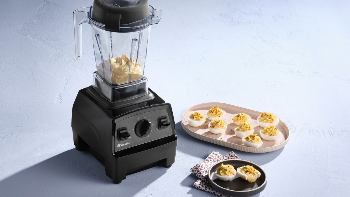 Vitamix Explorian E310 auf heller Arbeitsflaeche neben gefuellten Eiern