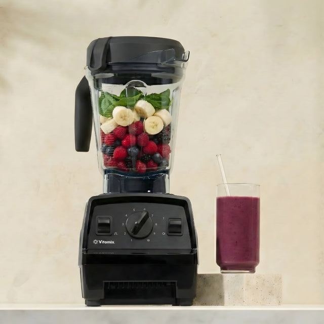 Vitamix Explorian E320 v črni — lifestyle fotografija v sodobni kuhinji