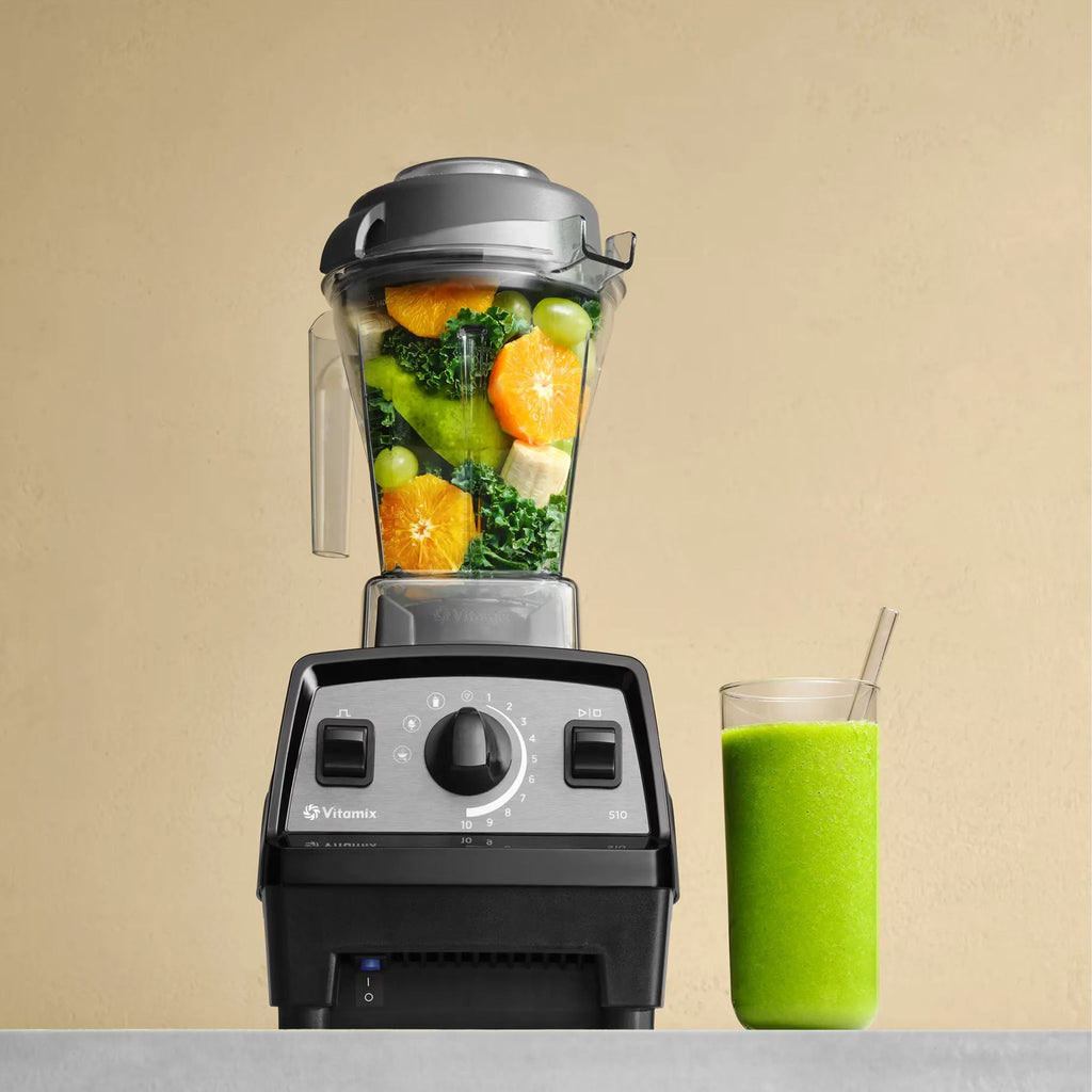 Vitamix Explorian E510 in Schwarz mit grünem Smoothie im 1,4-Liter-Behälter