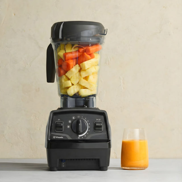Vitamix Explorian E520 v črni — lifestyle fotografija v sodobni kuhinji