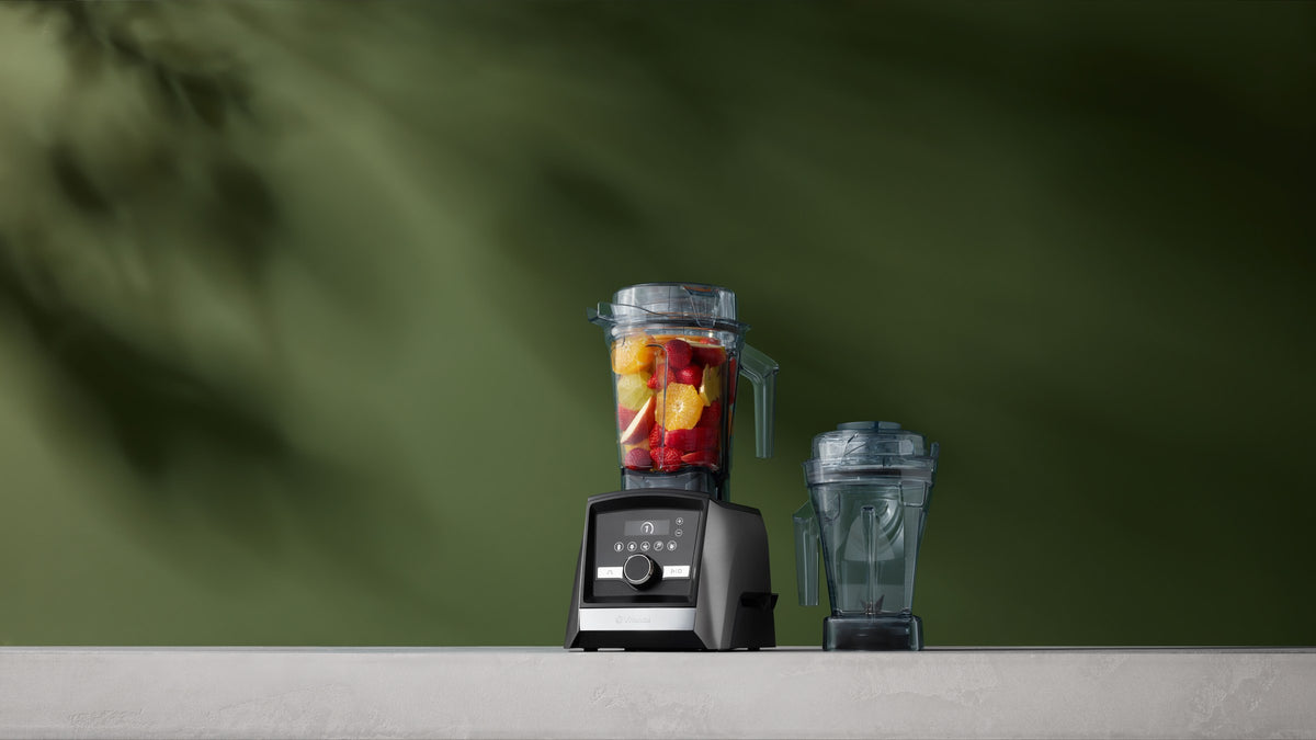 Vitamix Ascent A3500i mit dem 1,4-Liter-Interlock-Behaelter daneben