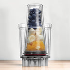 Vitamix To-Go Cup verkehrt herum auf dem Personal Cup Adapter auf der Kuechenarbeitsflaeche