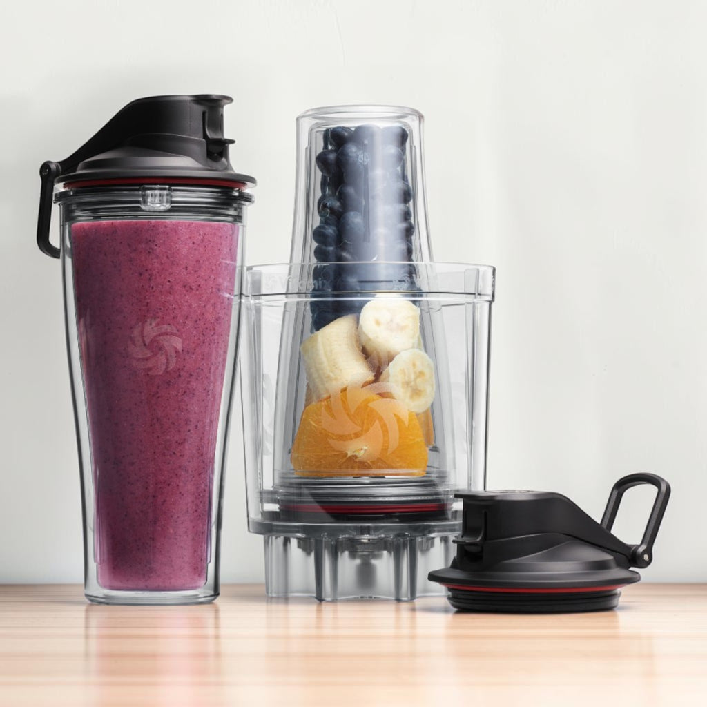 Vitamix Personal Cup Adapter Set mit fertigem Smoothie auf der Kuechenarbeitsflaeche