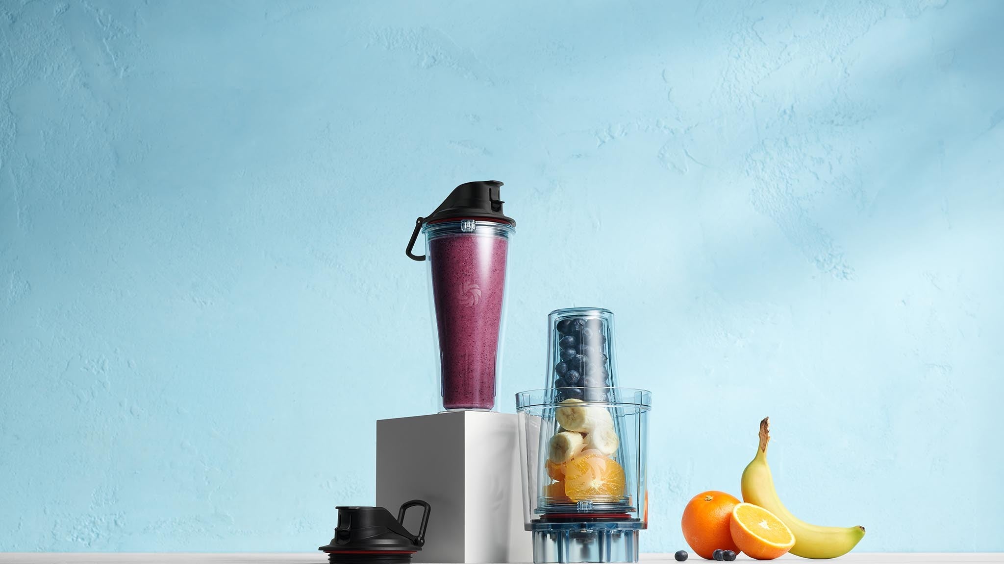 Vitamix Personal Cup Adapter mit gefuellten To-Go-Bechern und frischem Obst