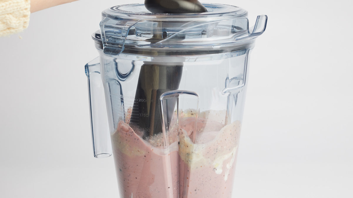 Vitamix Stopfer im Behaelter waehrend des Mixens einer dickfluessigen Masse