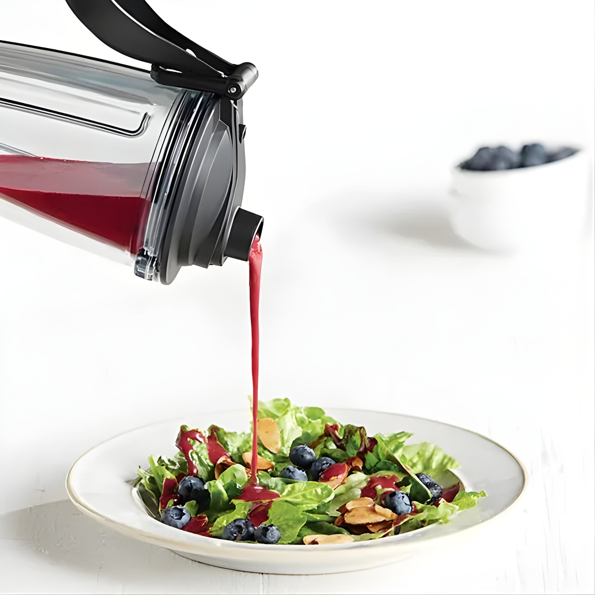 Vitamix To-Go Cup 600 ml — Becher in der Hand, Lifestyle