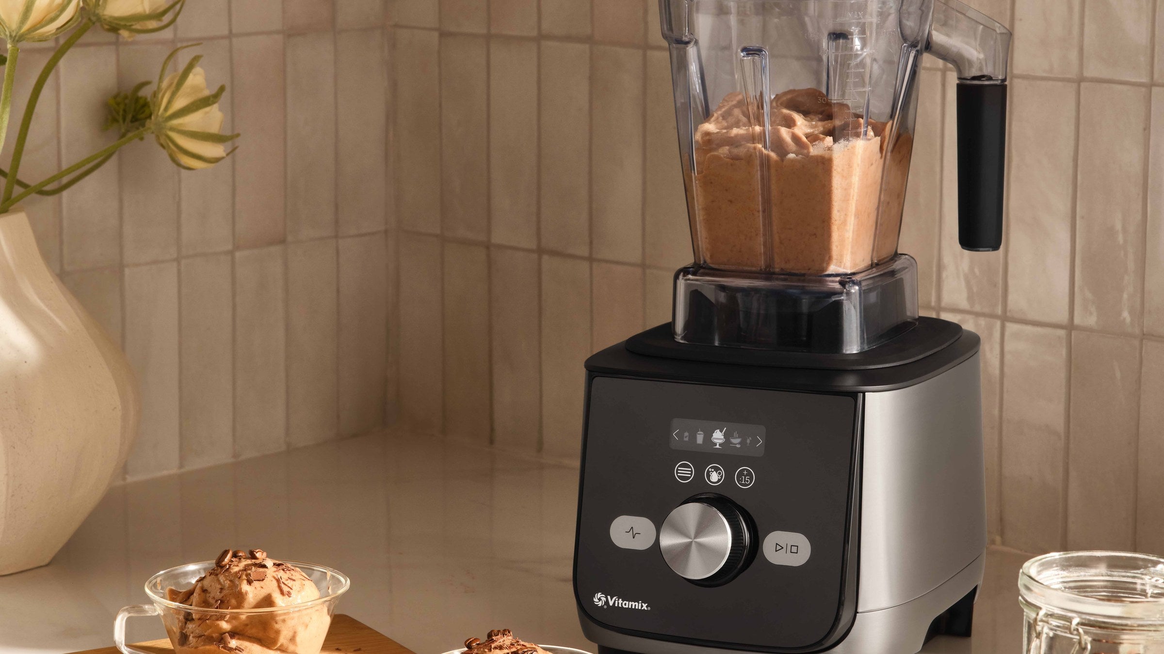 Vitamix Ascent X mit dem 1,4-Liter-Behaelter auf der Kuechenzeile, daneben Nicecream