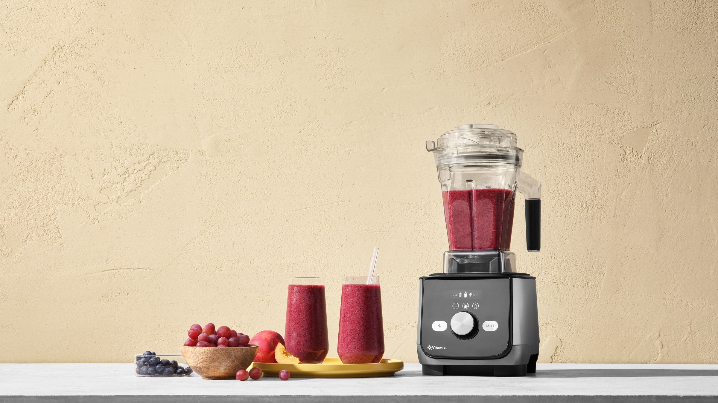 Vitamix Ascent X mit dem 2,0-Liter-Low-Profile-Behaelter und zwei Beerensmoothies