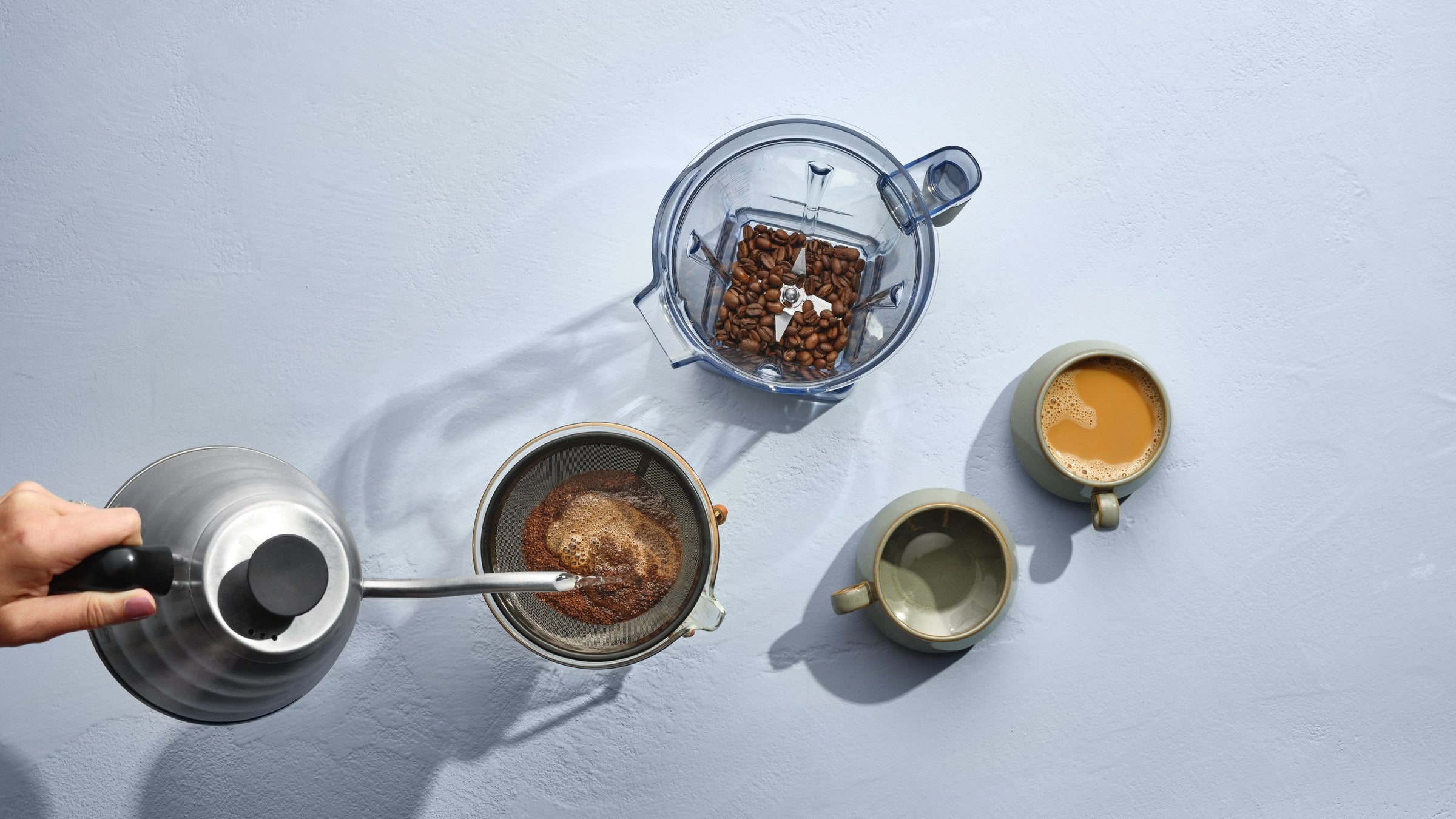 Vitamix X-Mahlbehaelter mit Kaffeebohnen, daneben frisch aufgebruehter Kaffee
